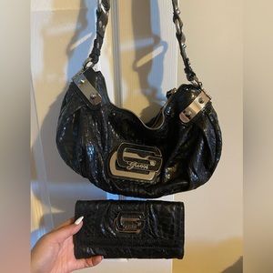 Black guess purse with matching wallet.
